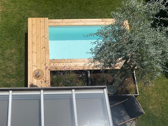 Pool mit weißer Folie